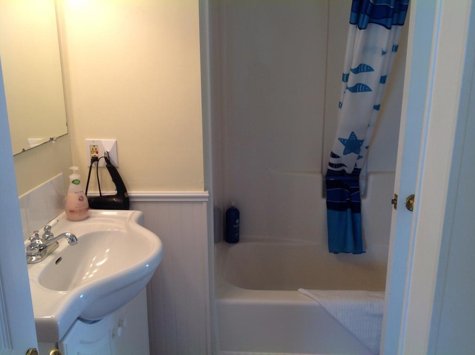 Bathroom, Bayview Pines Country Inn, Lunenburg
