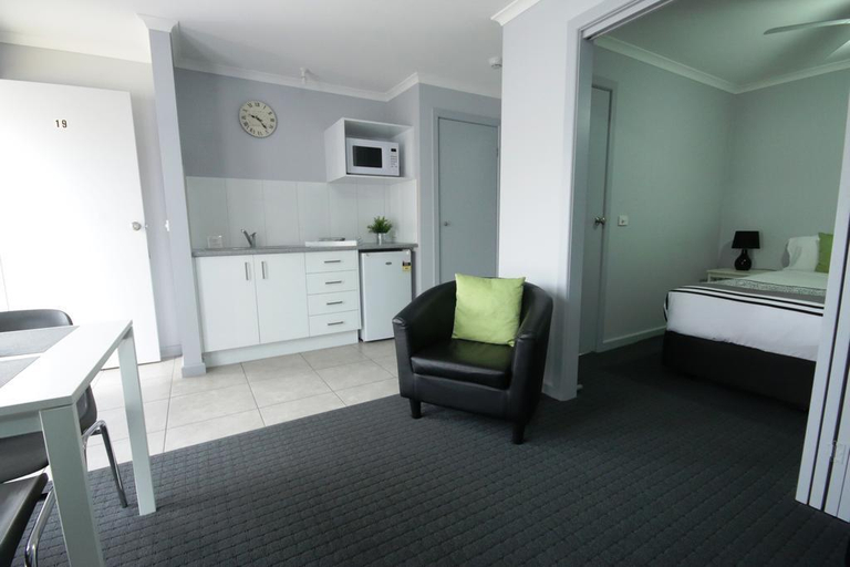 Sport & Beauty 4, Golden Palms Motel, South Barwon - Inner
