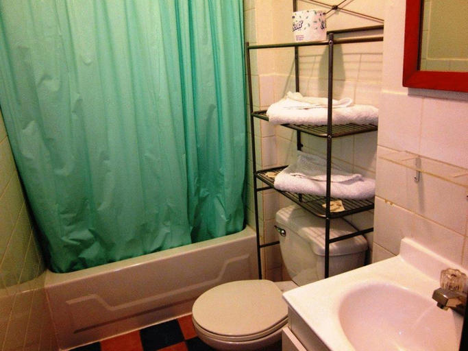 Bathroom 3, Hôtel Ste-Catherine, Montréal