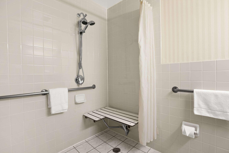 Bathroom 5, Travelodge by Wyndham by the Bay, San Francisco