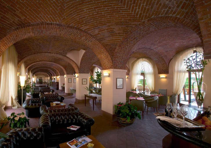 Public Area 4, Albergo dell'Agenzia, Cuneo