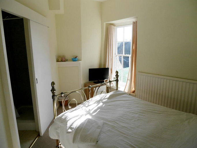 Bedroom 4, The Saracens Head Hotel, Nottinghamshire