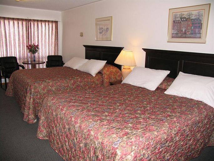 Bedroom 3, Seven Oakes Motel, Frontenac