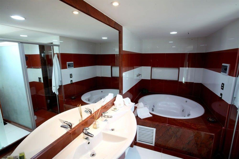 Bathroom 4, Royal Macaé Palace, Macaé