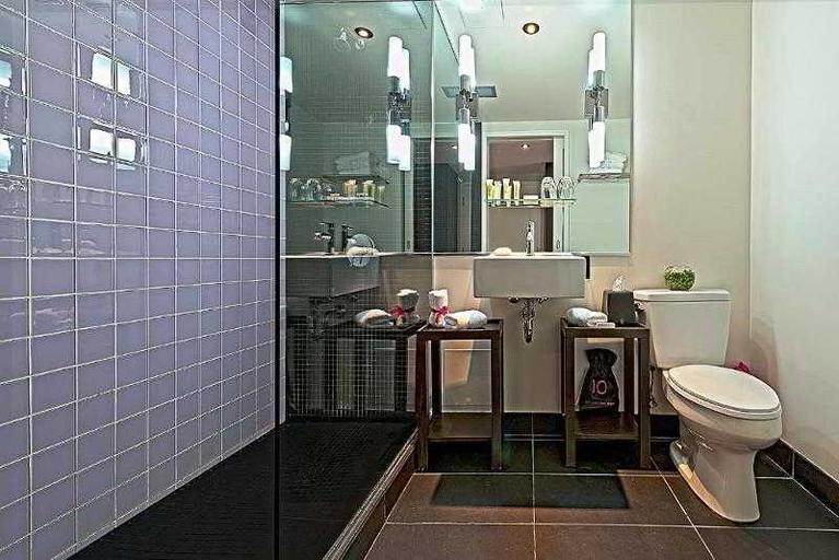 Bathroom 4, Hotel 10, Montréal