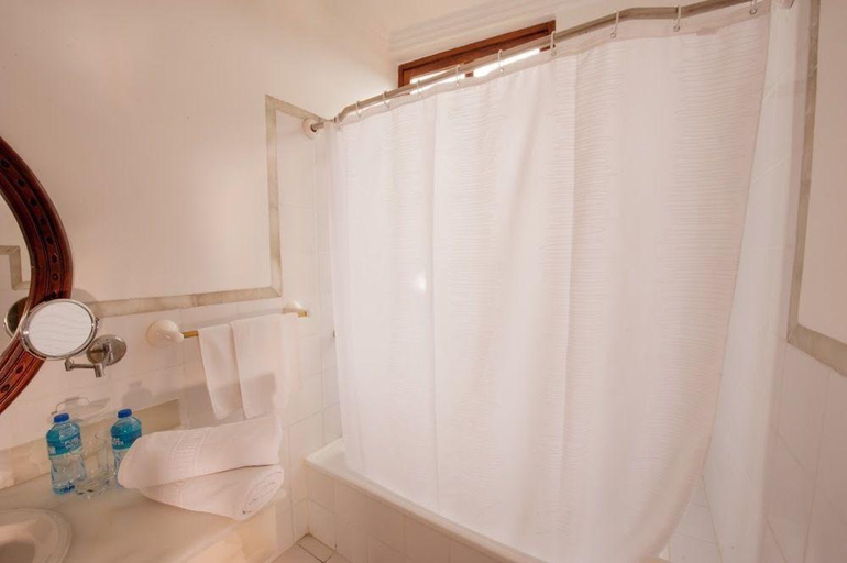 Bathroom 4, Hotel Victoria, Cuenca