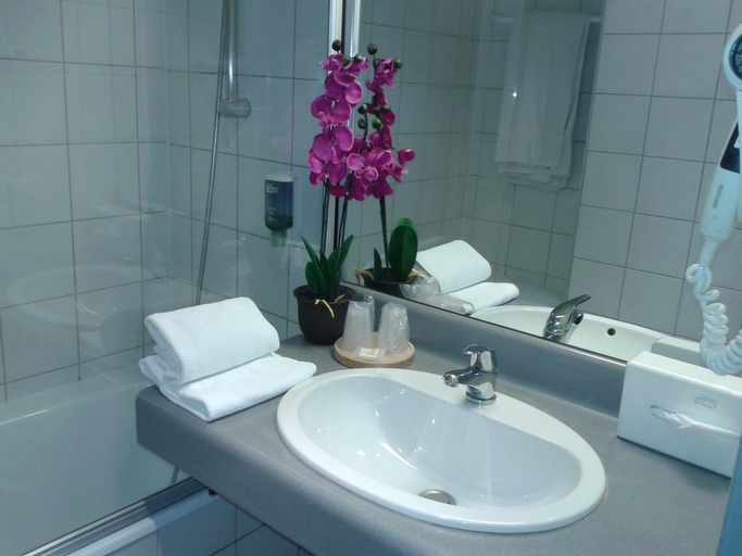 Bathroom 4, Hotel Reims aux Sacres, Marne