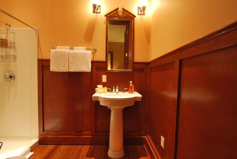 Bathroom, Grand Center Inn, Saint Louis