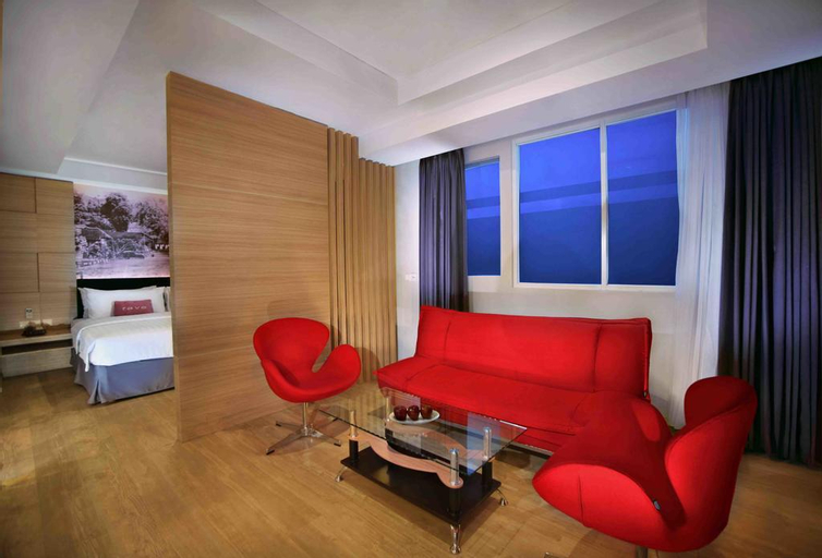 Exterior & Views 24