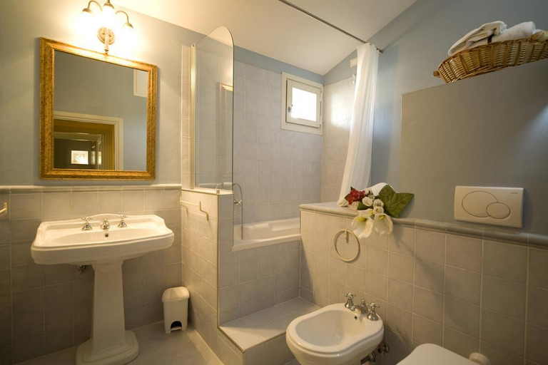 Bathroom, Borgo della Meliana, Florence