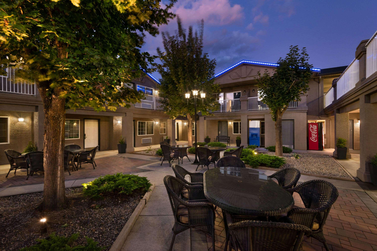 Exterior & Views 2, Days Inn by Wyndham Kelowna, Central Okanagan