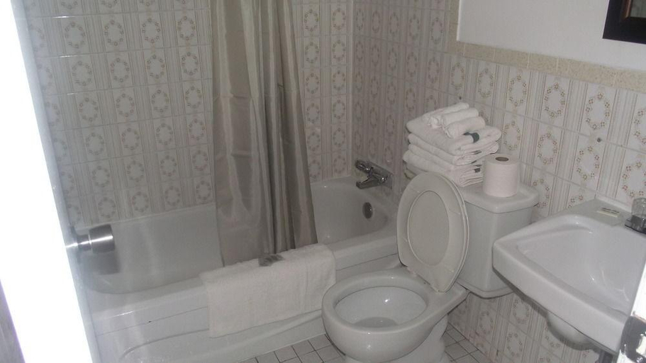 Bathroom 3, Empress Inn & Suites, Niagara
