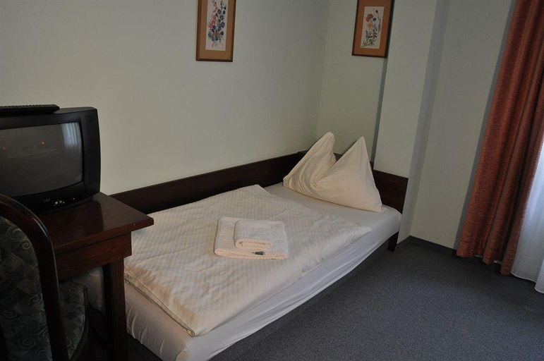 Bedroom 3, Hotel Moser, Melk