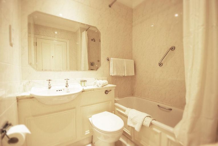 Bathroom 4, Benners Hotel