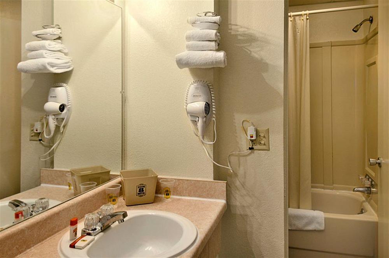 Bathroom, Peoria Inn, Tulsa