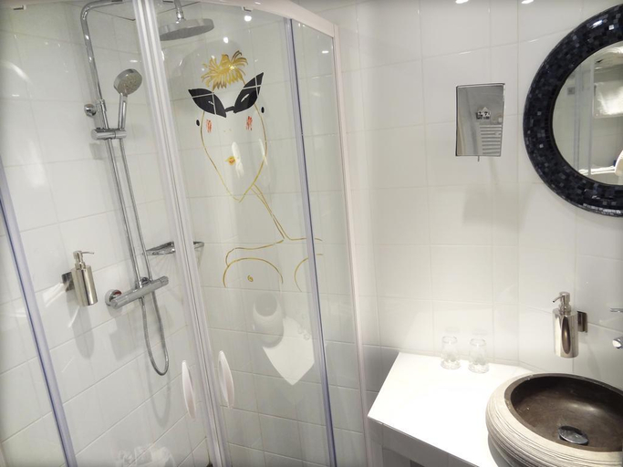 Bathroom 4, Le Pavillon, Paris