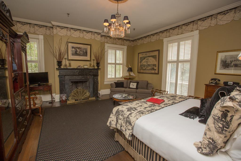 Bedroom, The Ballastone, Chatham