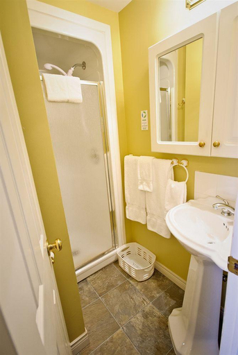 Bathroom 4, The Harbour House, Queens