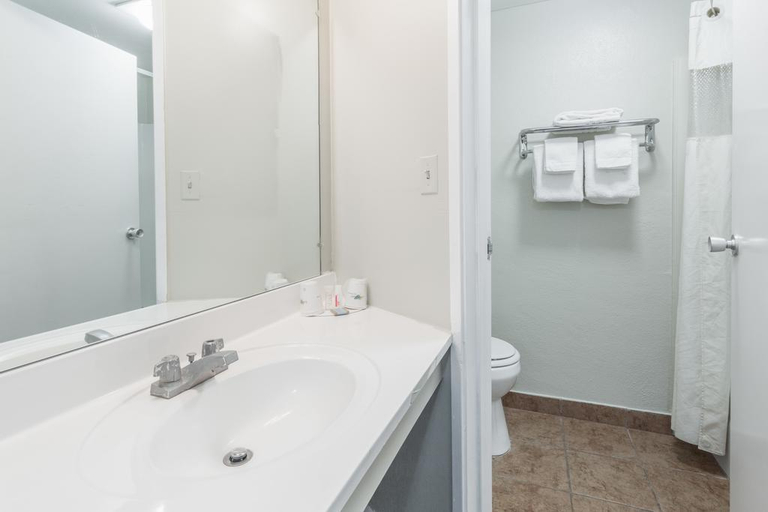 Bathroom 4, Quality Inn Rawlins I-80, Carbon