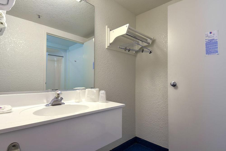 Bathroom 5, Beachside Inn, Orange