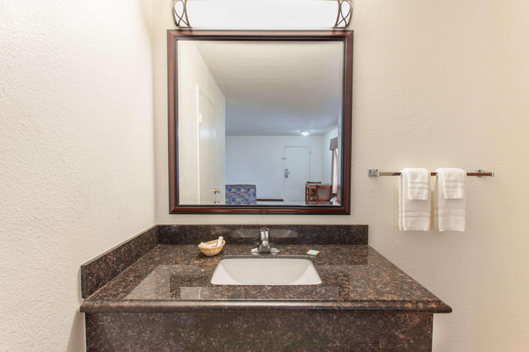 Bathroom 4, Travelodge by Wyndham Hemet CA, Riverside