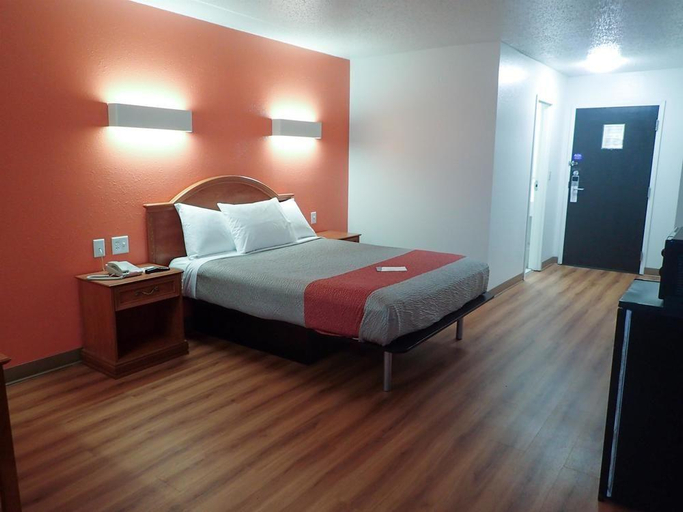 Bedroom 1, Hotel Camelot, Madison