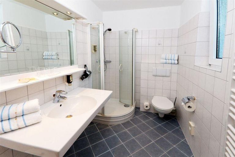 Bathroom 3, Hotel Ostfriesland garni, Aurich