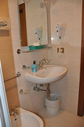 Bathroom 4, Porto Roca, La Spezia