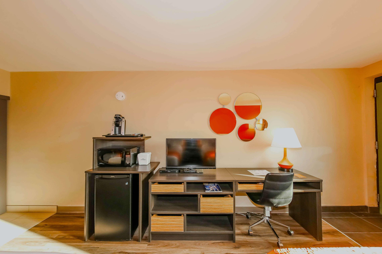 Bedroom 3, Howard Johnson by Wyndham Winnipeg West, Division No. 11