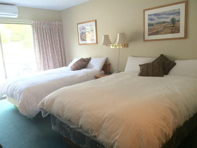 Bedroom 3, Wells Gray Inn, Thompson-Nicola