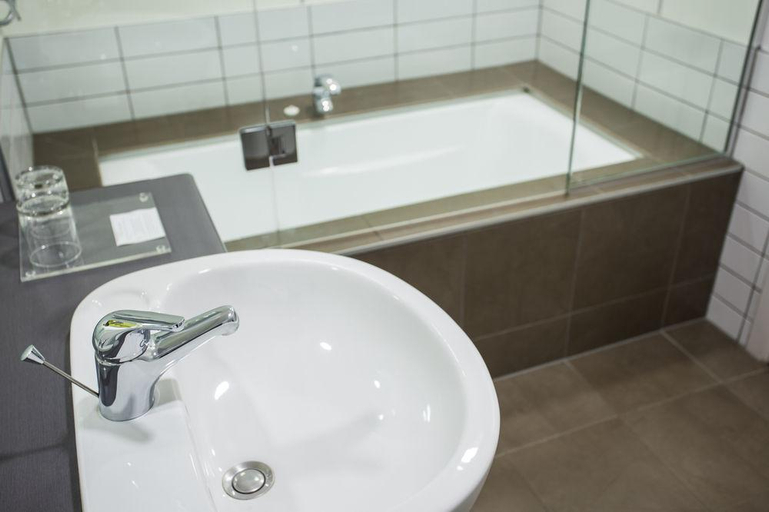 Bathroom 3, Mantra Marina, Queenstown-Lakes