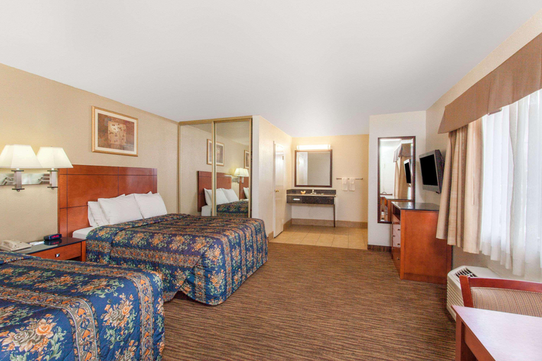 Bedroom 3, Travelodge by Wyndham Hemet CA, Riverside