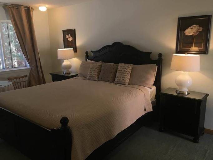 Bedroom 2, Cinnamon Bear Inn, Mono