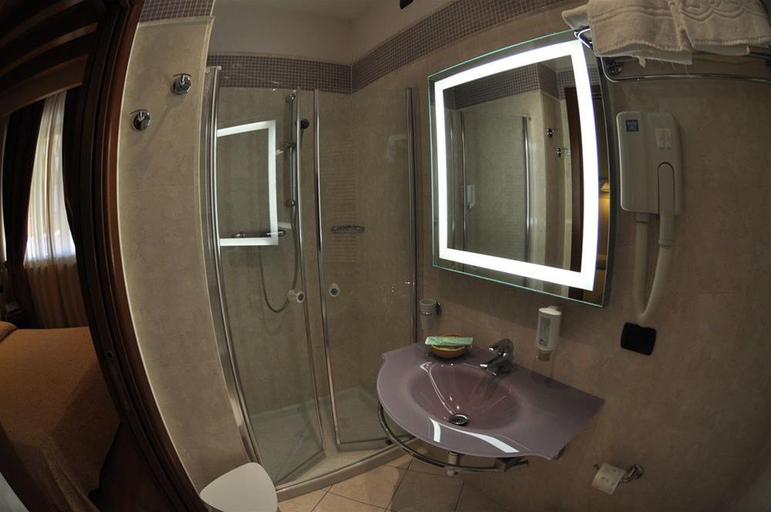Bathroom 5, Green Park Hotel, Verona
