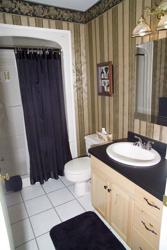 Bathroom 1, WeatherPine Inn, Niagara