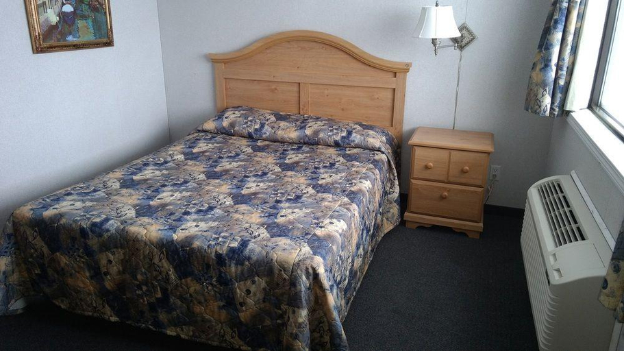 Bedroom 4, TravelInn Hearst, Cochrane