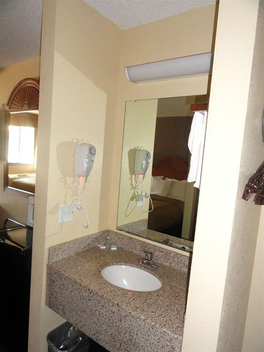 Bathroom 5, Columbus Inn, Platte