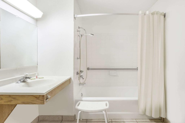 Bathroom 4, Best Inn, Petersburg