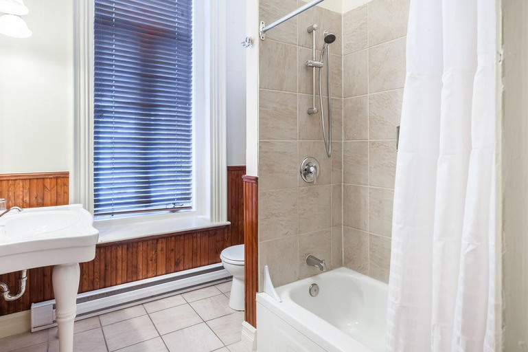 Bathroom 5, Unilofts Grande-Allée, Communauté-Urbaine-de-Québec