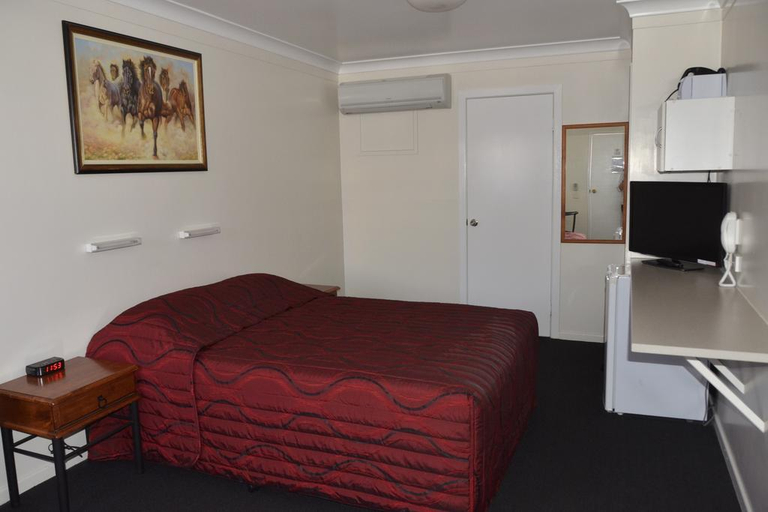 Bedroom 5, Charleville Waltzing Matilda Motor Inn, Murweh
