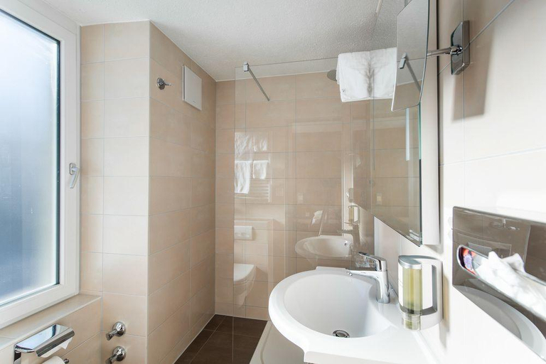 Bathroom 4, Le Petit Hotel, Visp