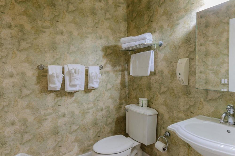 Bathroom 4, Coconut Mallory Resort and Marina, Monroe