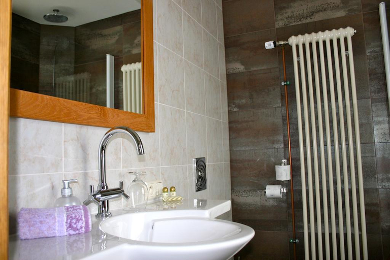 Bathroom 4, Le Tapis Rouge, Luxembourg