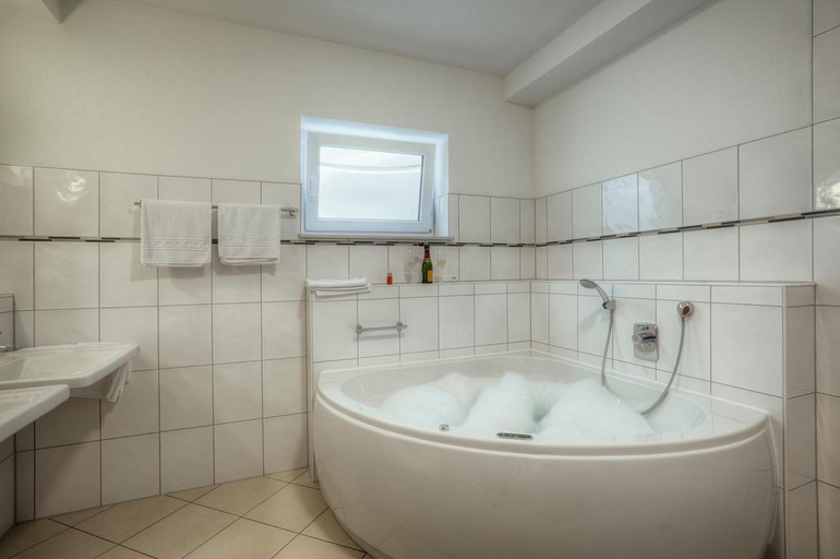 Bathroom 5, Waldhotel Sonnenberg, Eifelkreis Bitburg-Prüm