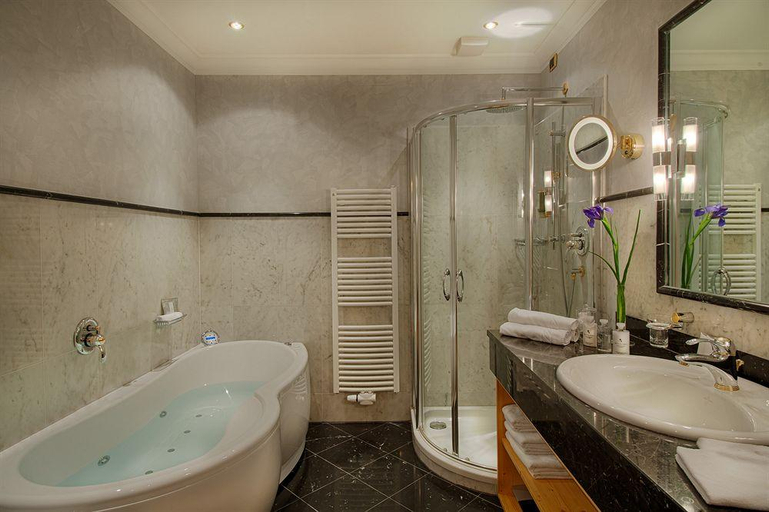 Bathroom 5, Alpenpalace Deluxe Hotel & Spa Resort, Bolzano