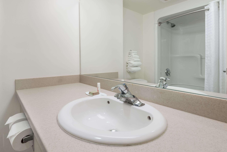 Bathroom 4, Super 8 by Wyndham Mississauga, Peel