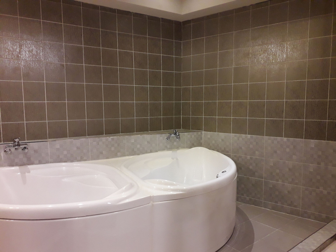 Bathroom 4, Savoy Hotel, Buk