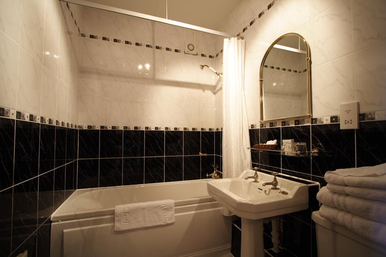 Bathroom 2, Stanton House Hotel, Swindon