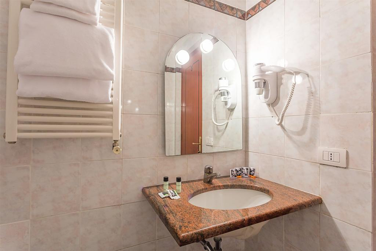 Bathroom 4, Raeli Hotel Lux, Roma