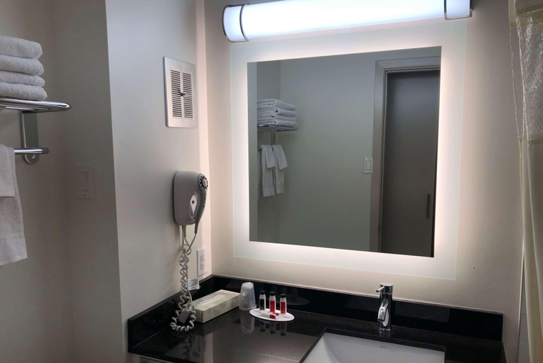 Bathroom, Motel 6 Sault Ste Marie ON, Algoma